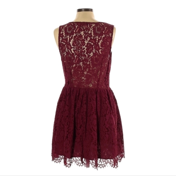 Tobi Cabernet Lace Deep V Dress Size Large - Picture 2 of 2